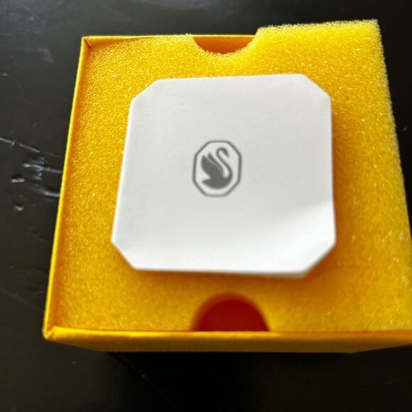 Disney Legends 2024 crystal paperweight - NWOT - Picture 3 of 4